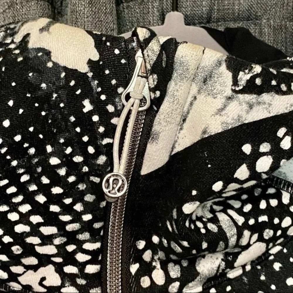 NWOT Lululemon graphic high‎ neck hoodie jacket.
